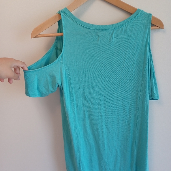 Hollister Shoulder Cutout Shirt - Picture 3 of 4
